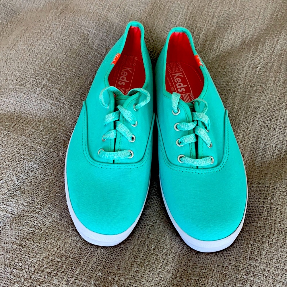 NWOT Foam Green Keds
